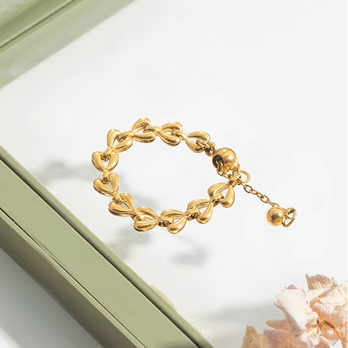Heart String Ring – adjustable gold ring