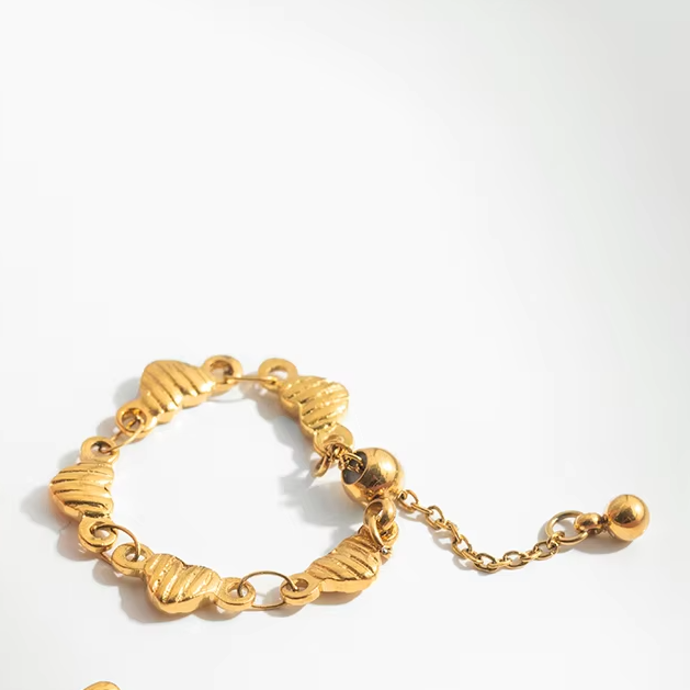 Linear Heart Ring – adjustable gold ring