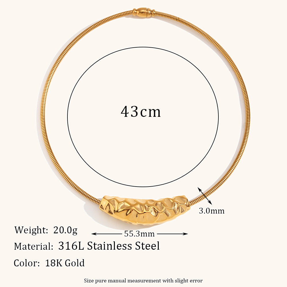 Golden Choker – gold choker necklace with textured pendant