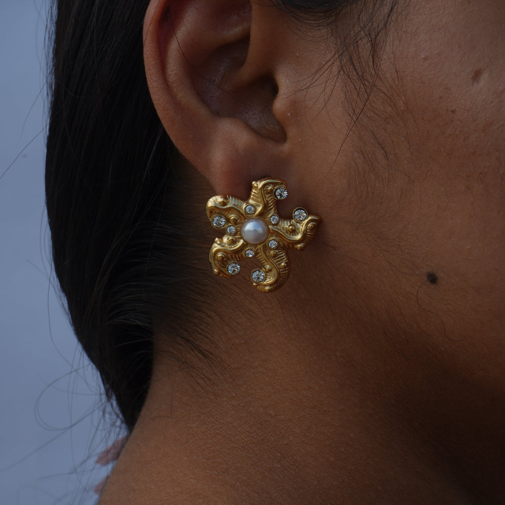 Golden Bloom Earrings – earrings with pearls