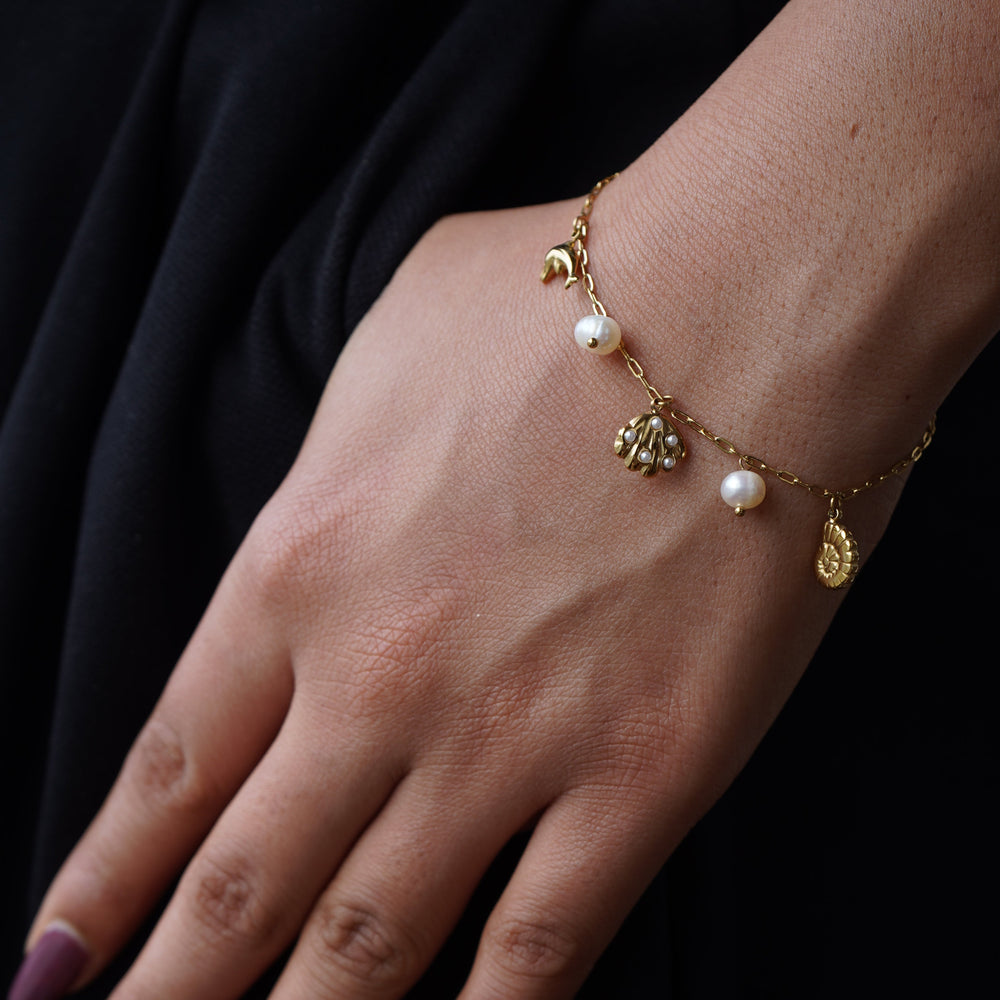 Ocean Charm – gold bracelet with pearls
