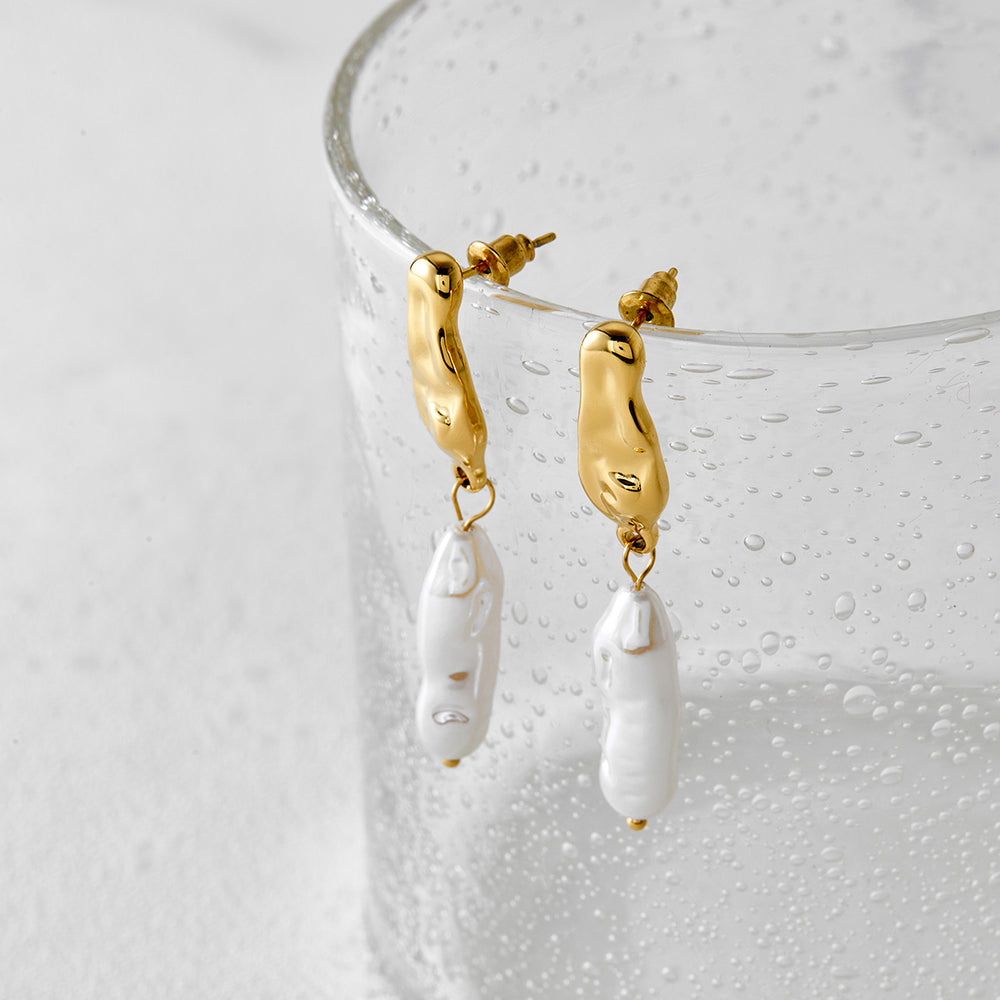 Melted Muse Drops – gold earrings with pearls