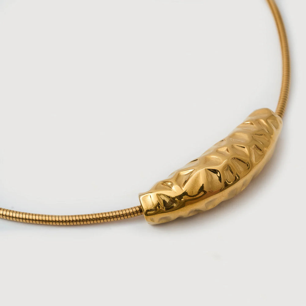 Golden Choker – gold choker necklace with textured pendant