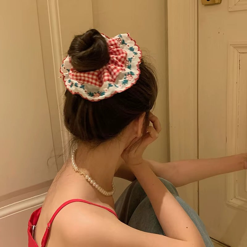 Embroidered Floral Scrunchie – scrunchie