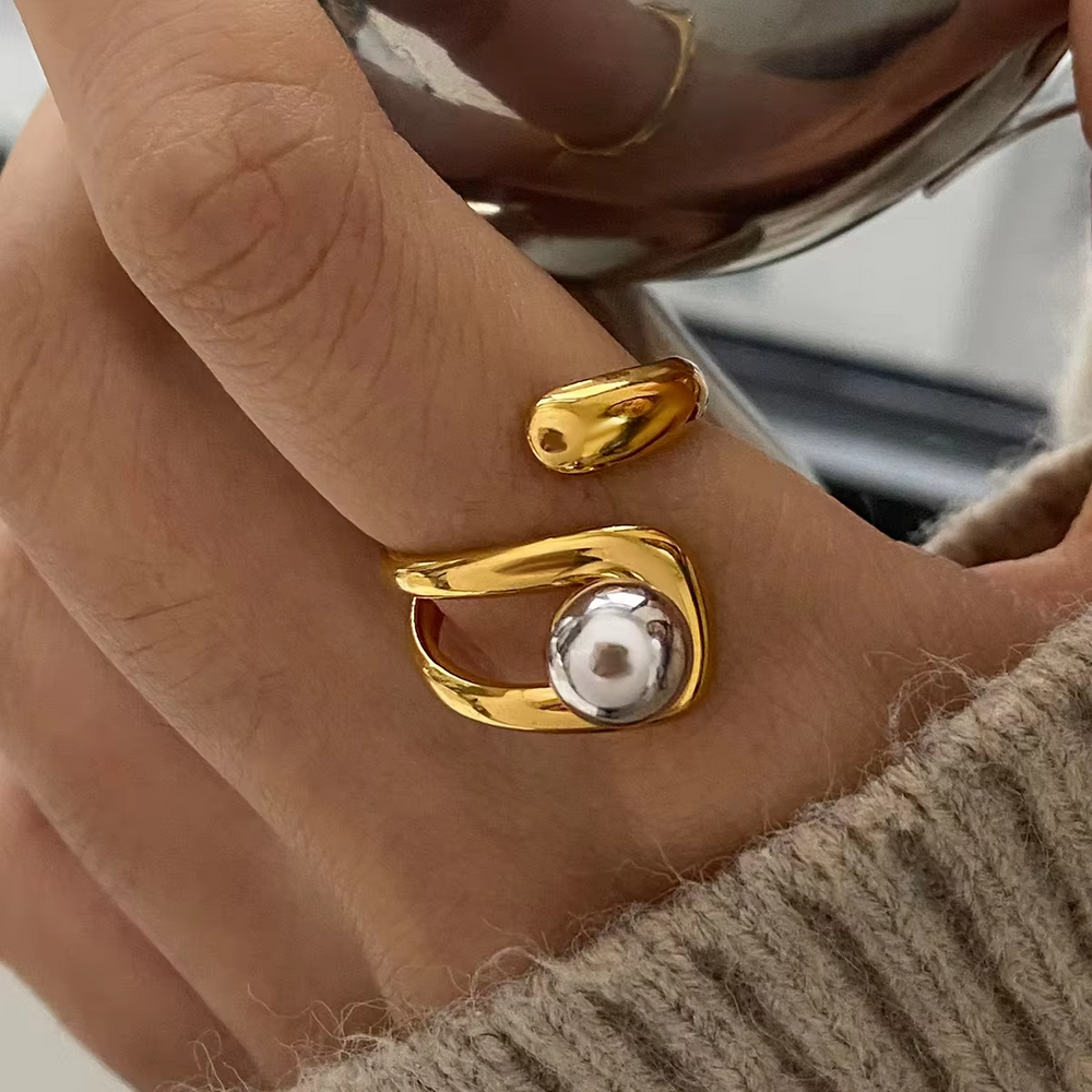 Luna Orbit Ring – gold ring with pearls