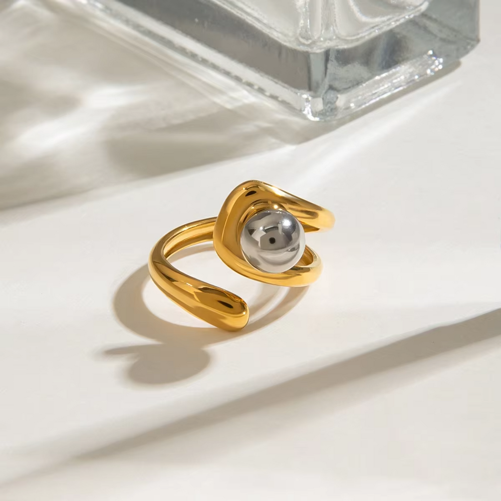 Luna Orbit Ring – gold ring with pearls