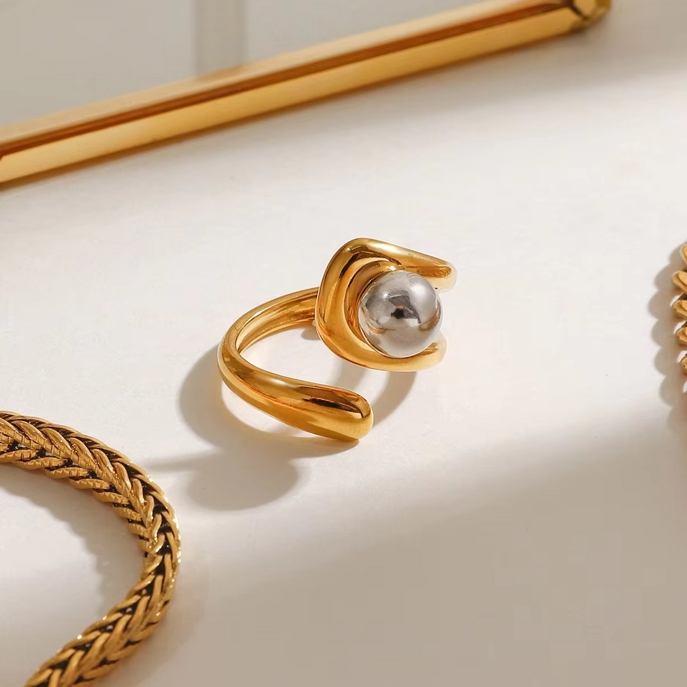 Luna Orbit Ring – gold ring with pearls
