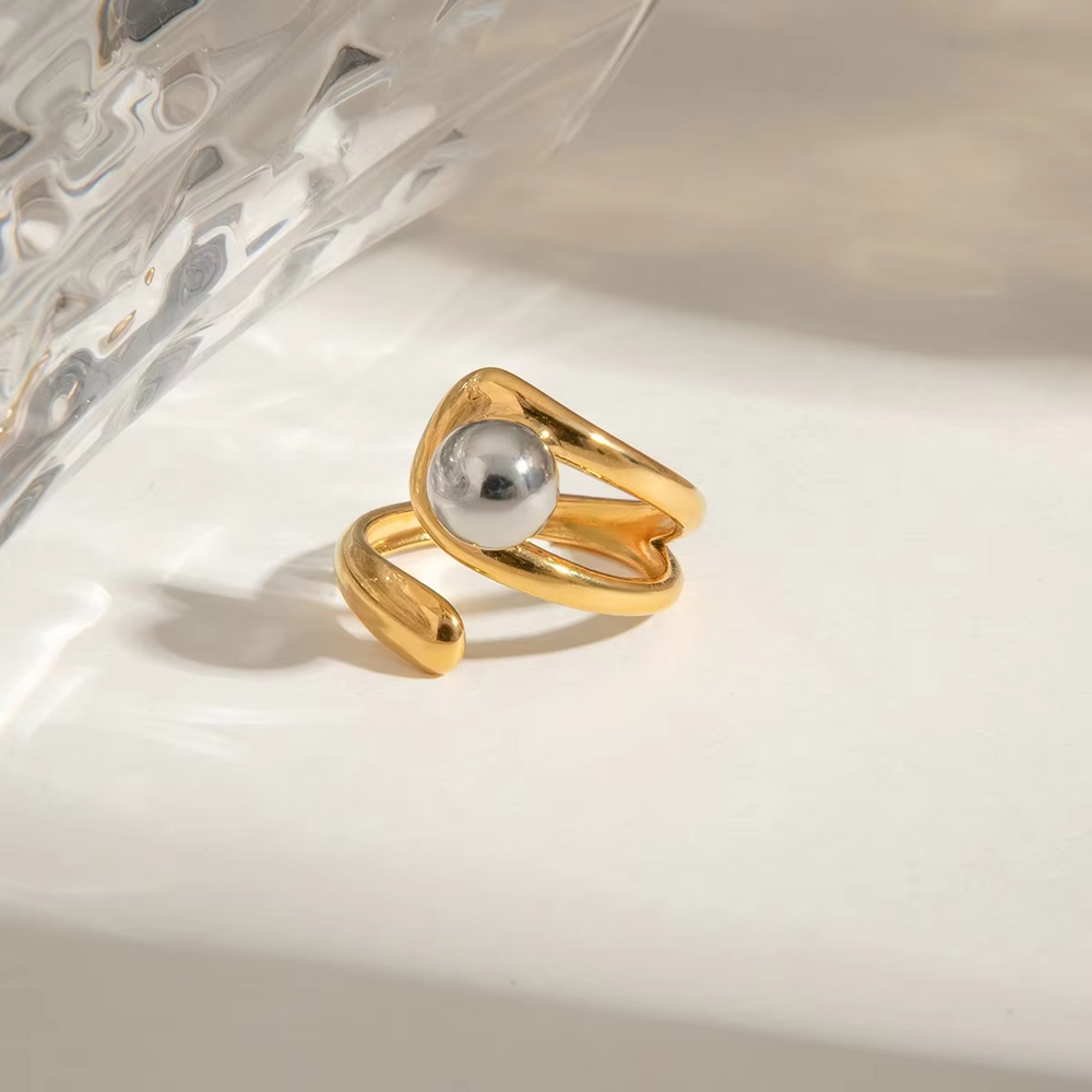 Luna Orbit Ring – gold ring with pearls