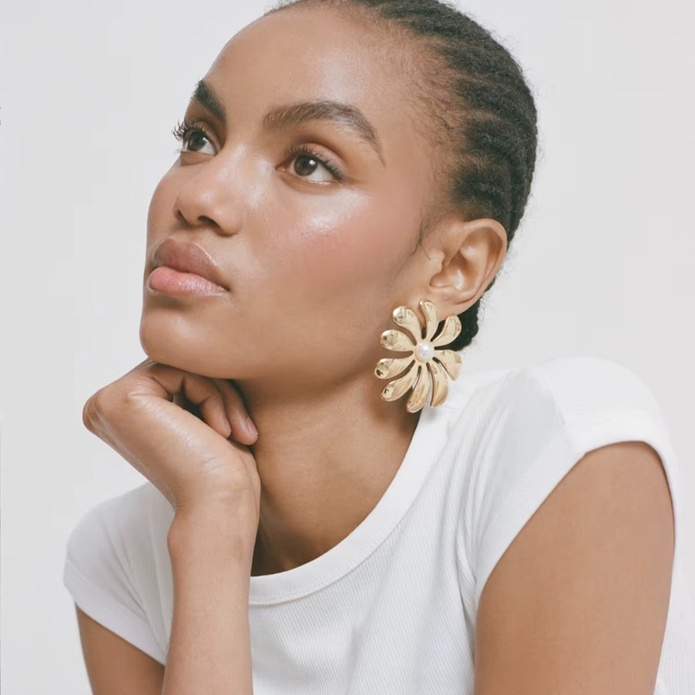 Fioren Bloom – gold earrings with pearls