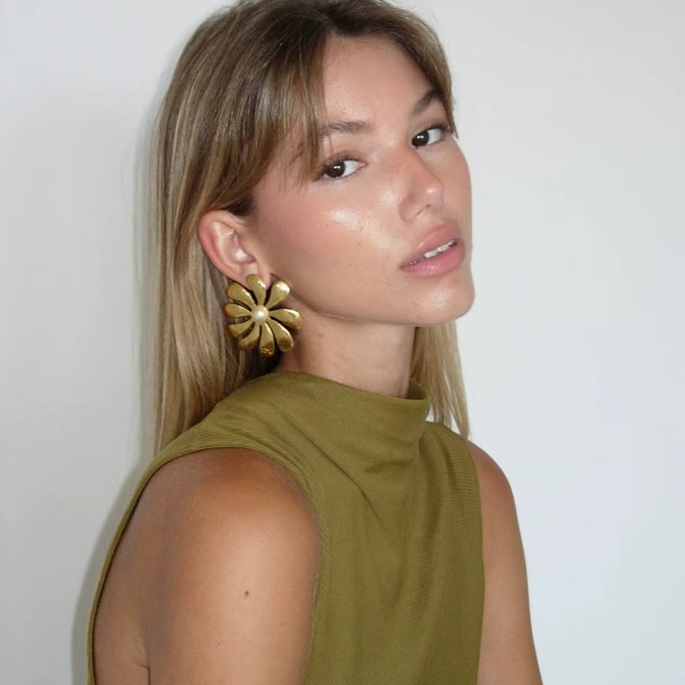 Fioren Bloom – gold earrings with pearls