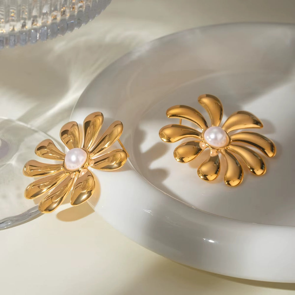 Fioren Bloom – gold earrings with pearls