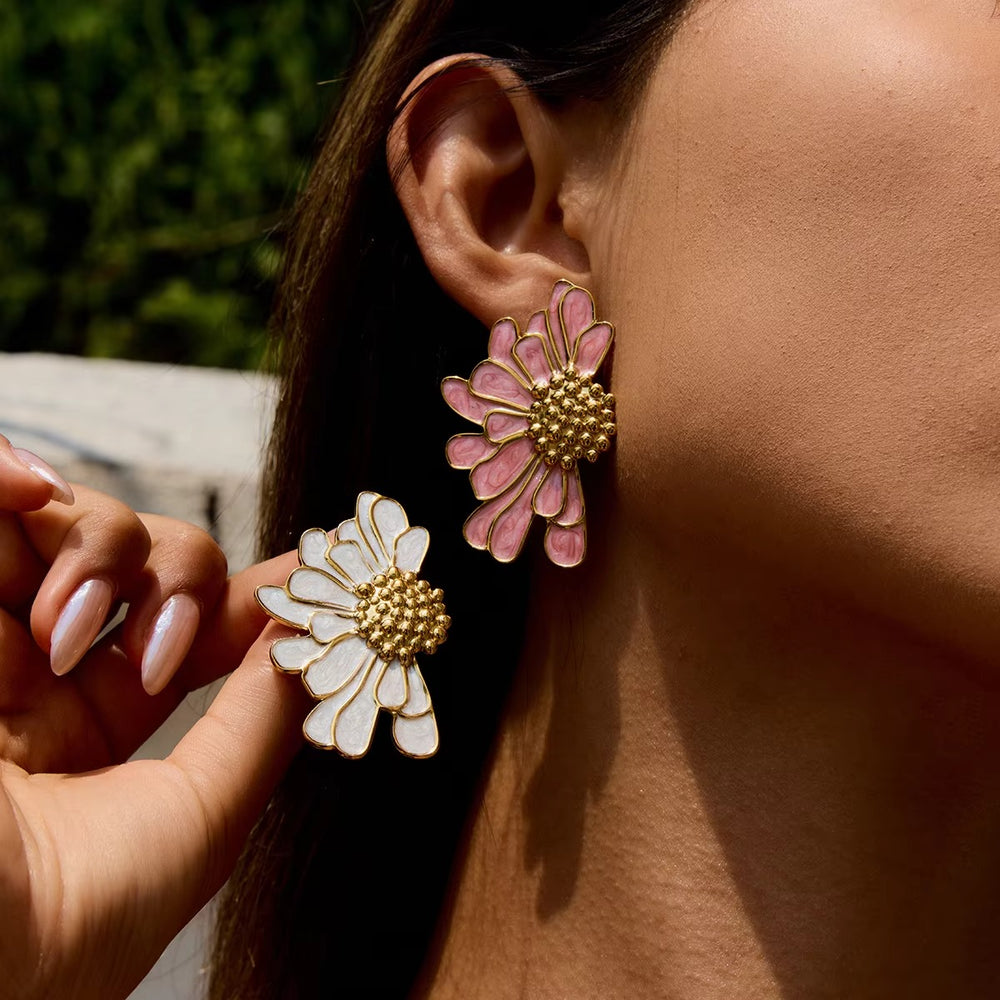Petal Pop – gold earrings with pearls
