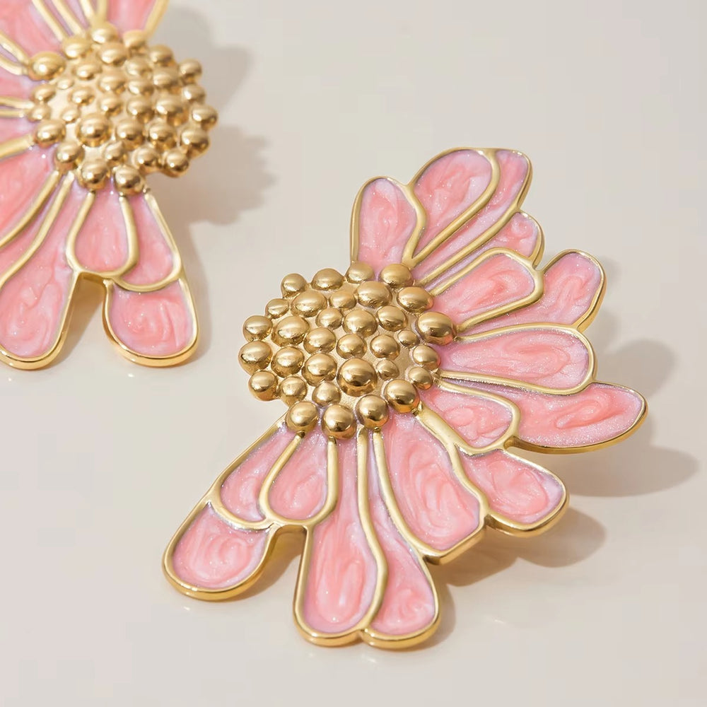 Petal Pop – gold earrings with pearls