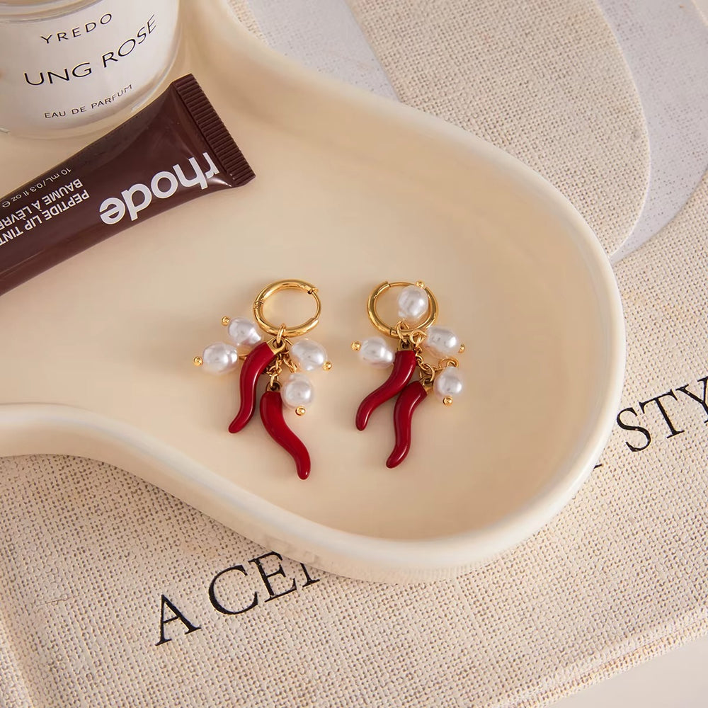 Chilli Crush Drops – gold earrings with pearls