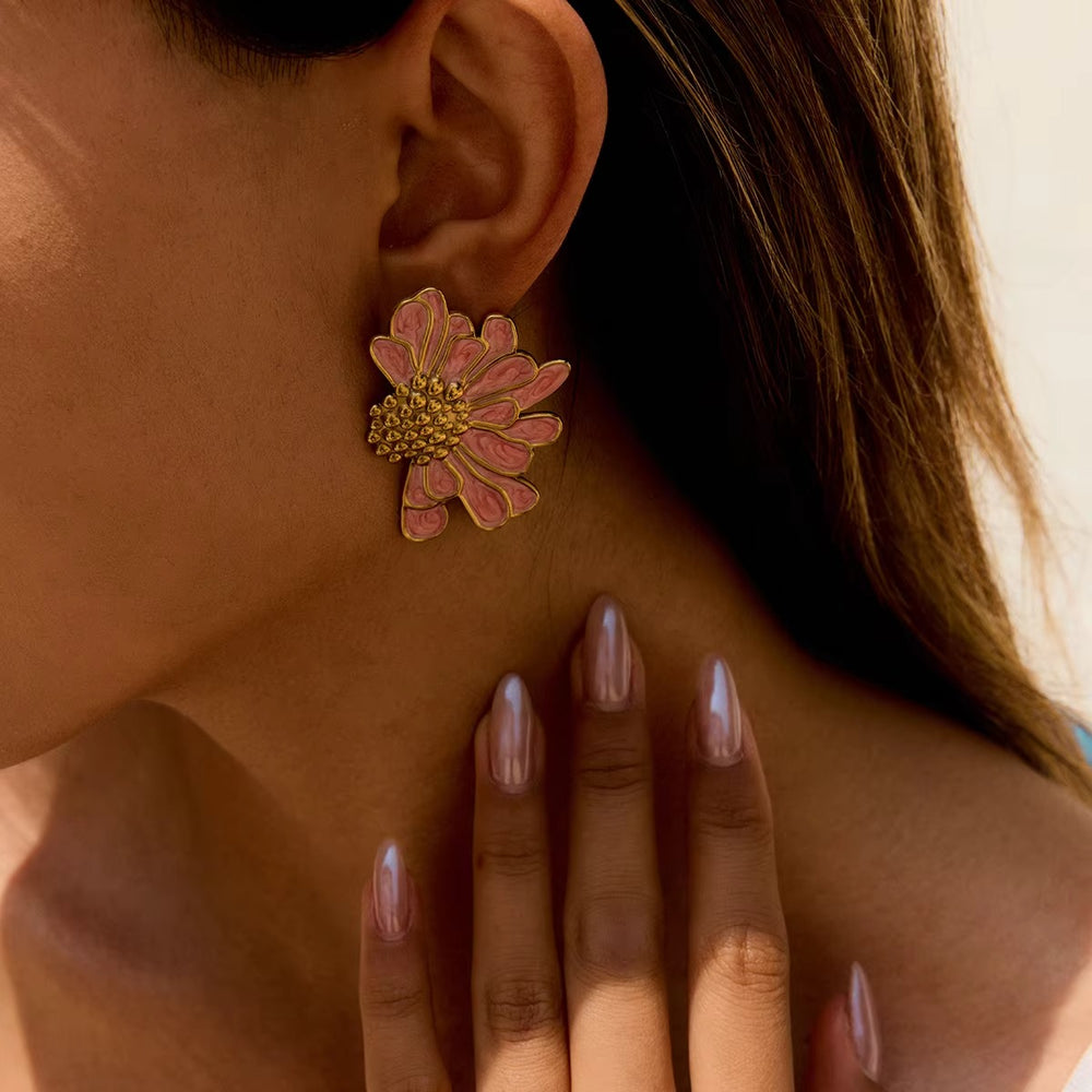 Petal Pop – gold earrings with pearls