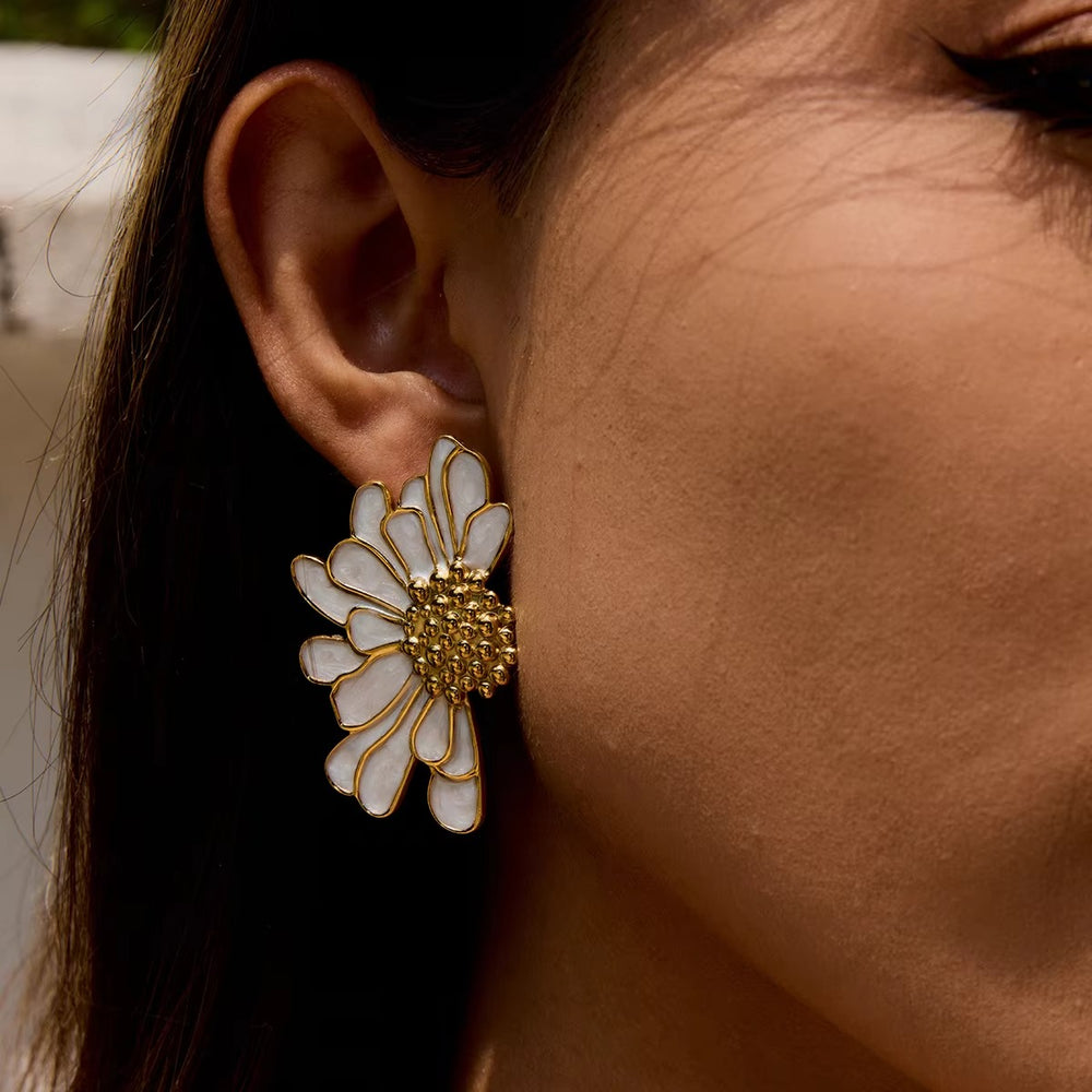 Petal Pop – gold earrings with pearls