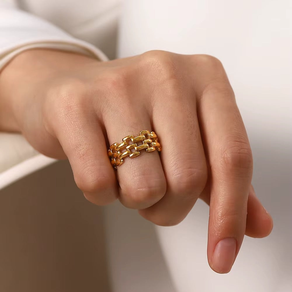 Link Up Ring – gold interlocked link ring
