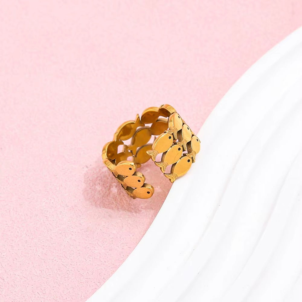 Pisces Power – adjustable gold ring with enamel detail