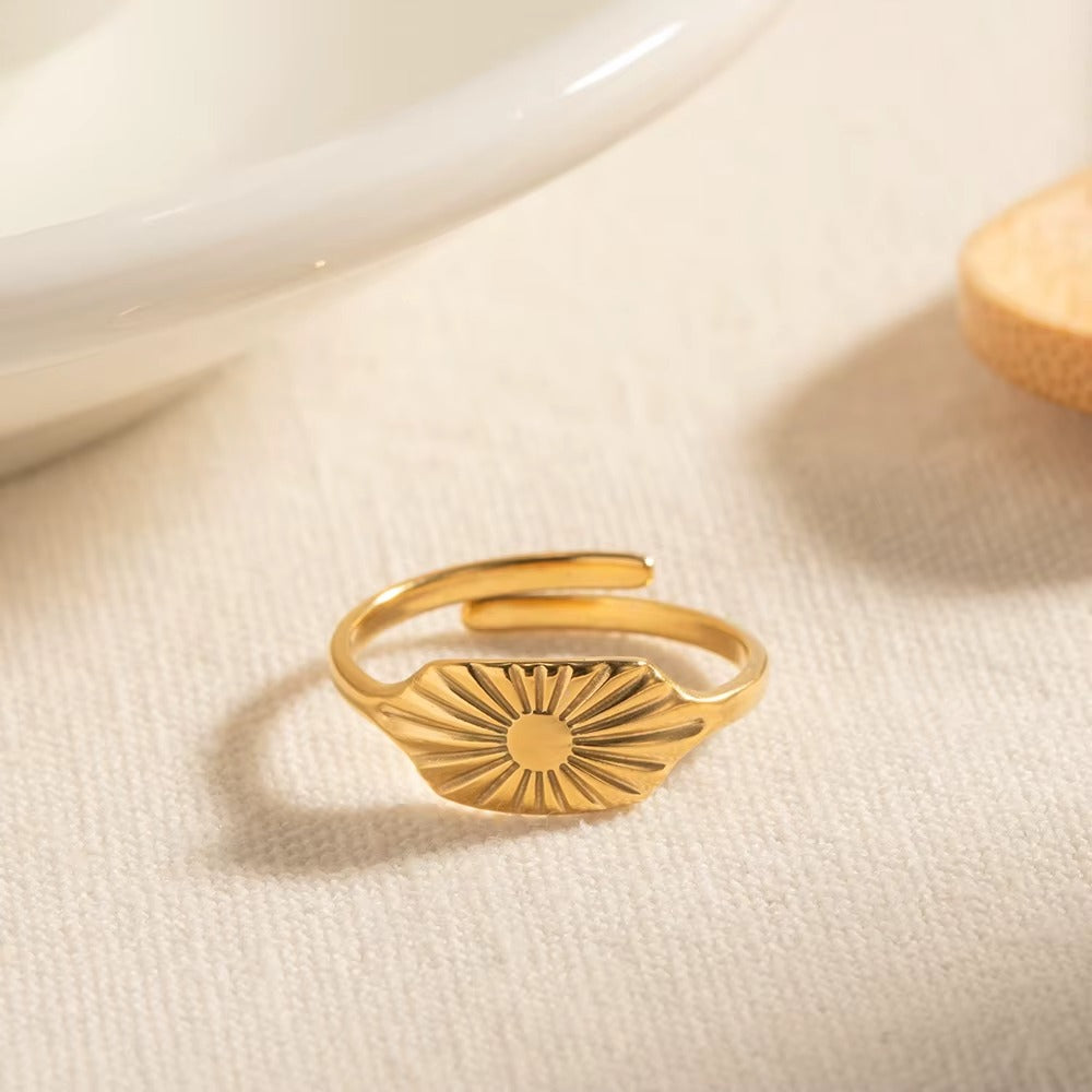 Solis Signet Ring – adjustable gold ring