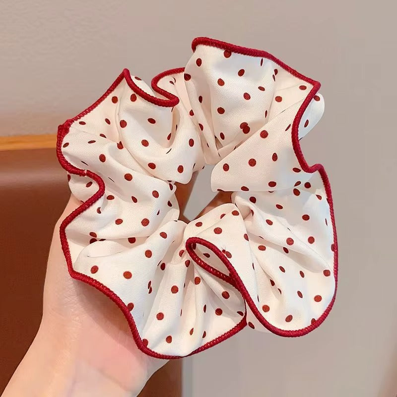 Classic Red Polka Scrunchie – scrunchie